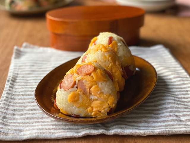 いり卵とソーセージのごちそうおにぎりレシピ 素材力だし いり卵とソーセージのごちそうおにぎりレシピ 素材力だし